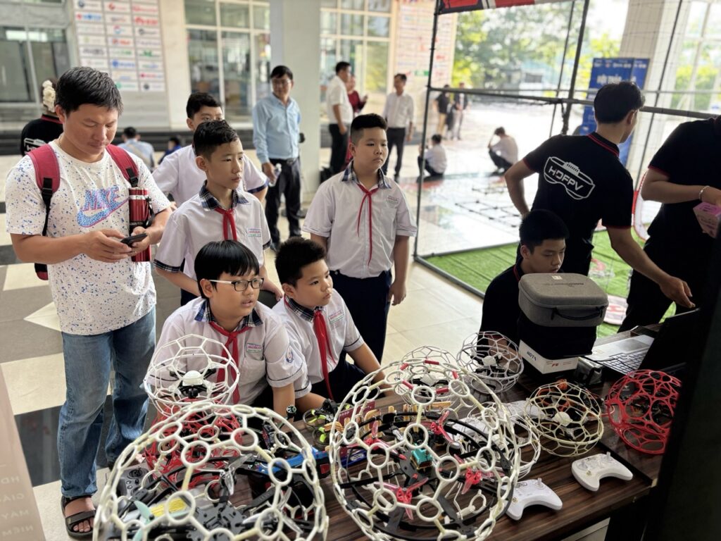 (Học sinh Trường THCS Nguyễn Văn Bé thích thú tìm hiểu về DroneSoccer)