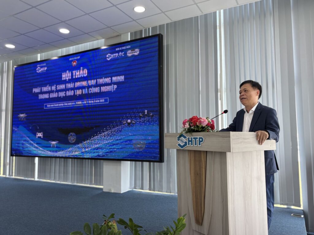 (Phó Giáo sư, Tiến sĩ Lê Quốc Cường, Phó trưởng ban Quản lý Khu Công nghệ cao Thành phố Hồ Chí Minh phát biểu tại hội thảo "Phát triển hệ sinh thái drone/UAV thông minh trong giáo dục đào tạo và công nghiệp")