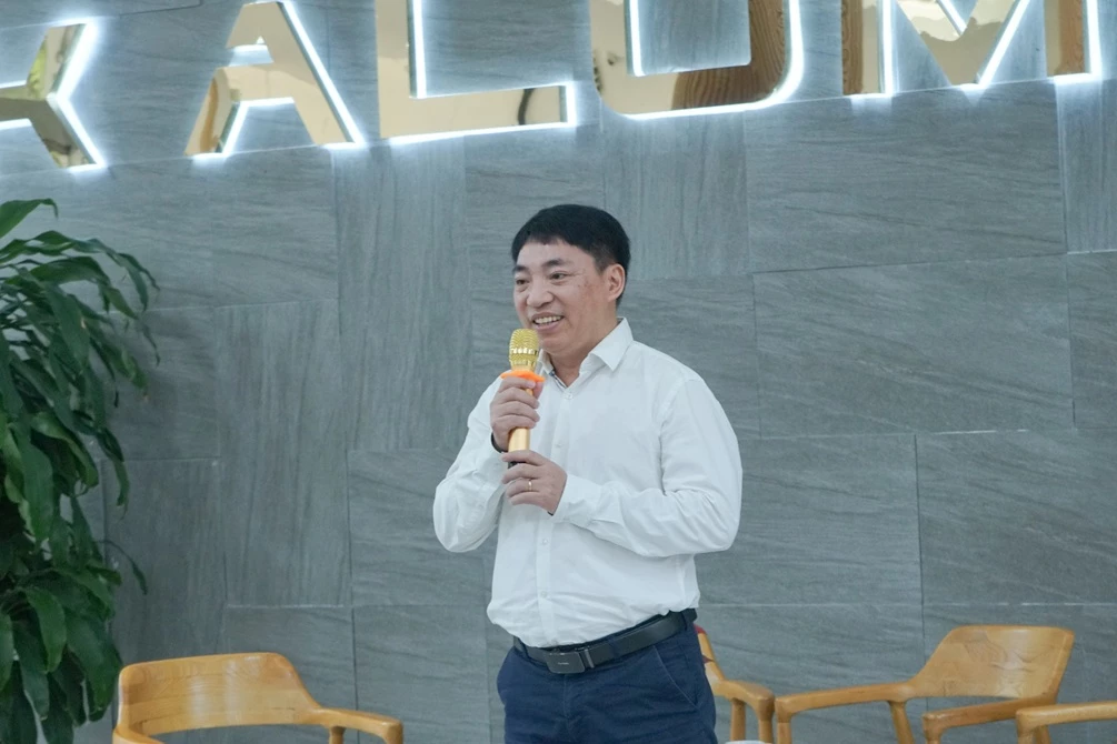 Ra mắt cuốn nhật ký thứ 3 của Đặng Thùy Trâm: Người kể chuyện - Người tiếp nối 2 PGS. TS Trần Ngọc Khiêm - Ủy viên Thường vụ Đảng bộ, Phó Giám đốc Đại học Bách Khoa Hà Nội phát biểu cảm tưởng về cuốn sách.