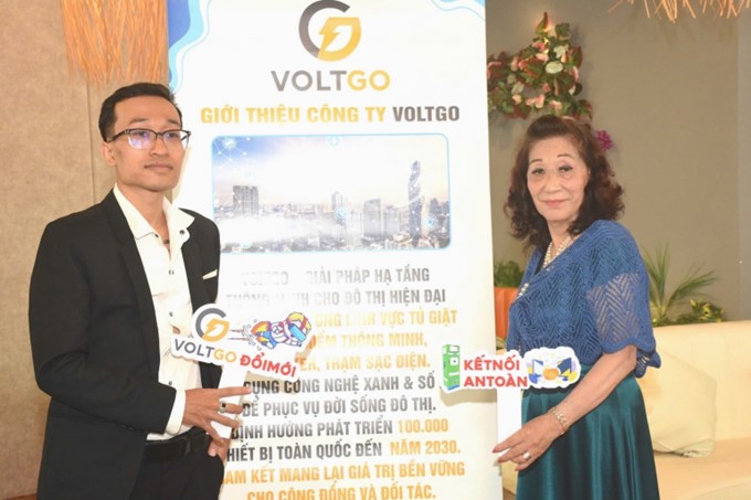 CHIẾC MŨ BẢO HIỂM VÀ CÔNG NGHỆ XANH BẢO VỆ ĐẦU VÀ MÁI TÓC CỦA BẠN 4 (Giám sát kinh doanh SMC Ông Vũ Quốc Anh ( từ phải qua trái ) và Bà SanDo Nguyen Đại sứ thương hiệu và Đối ngoại công ty Voltgo)
