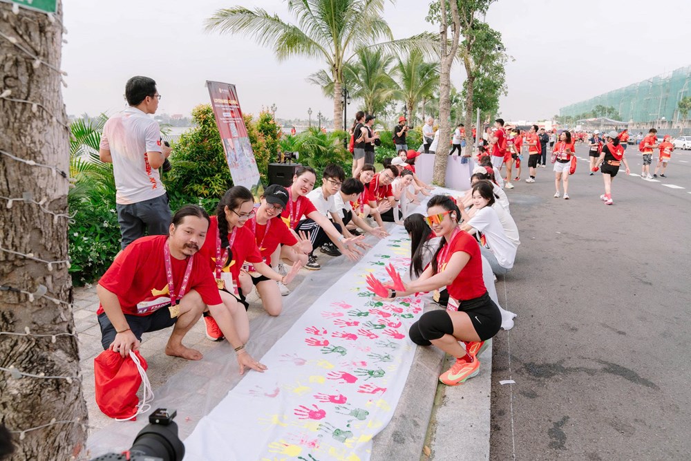 Hơn 21.000 người tạo nên “biển đỏ sao vàng” và thông điệp xanh vì môi trường 2 Mỗi dấu tay là một cam kết hành động vì môi trường Việt Nam xanh
