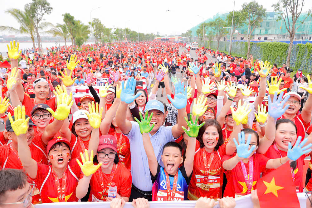 Hơn 21.000 người tạo nên “biển đỏ sao vàng” và thông điệp xanh vì môi trường 1 Hơn 21.000 người chạy và lan toả thông điệp xanh vì môi trường