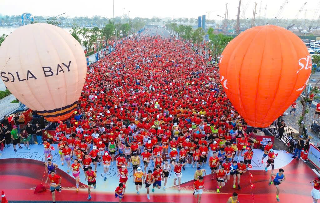 Hơn 21.000 người tạo nên “biển đỏ sao vàng” và thông điệp xanh vì môi trường 3 Mỗi dấu tay là một cam kết hành động vì môi trường Việt Nam xanh