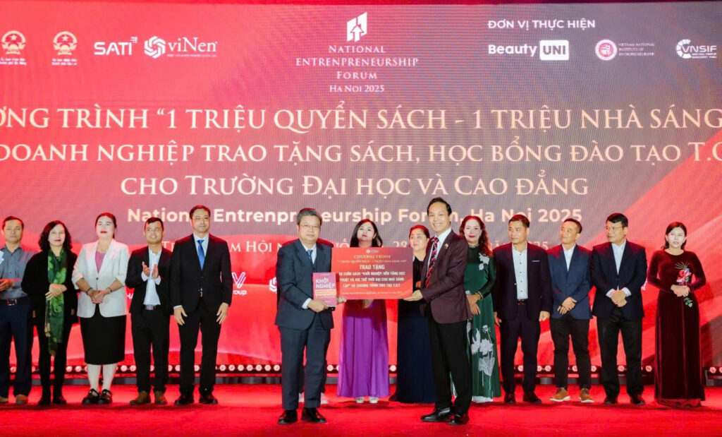 ĐẠI HỘI XIV KHẲNG ĐỊNH VIỆT NAM TỪ KỶ NGUYÊN VƯƠN MÌNH ĐẾN SỨ MỆNH TOÀN CẦU 2 Ông Abraham Nguyễn Quang Huy (hàng trên bên phải) trao tặng Sách Khởi nghiệp cho đại diện các trường đại học - Chương trình 1 triệu cuốn sách 1 triệu nhà sáng lập doanh nghiệp. Ảnh: Khắc Kiên