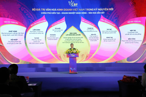 Ảnh cảm ơn nhà tài trợ. Ghi chú ảnh (Chủ tịch Vietfund đứng ngoài cùng bên trái - nhận Bằng khen của BTC- Nhà tài trợ Vàng).