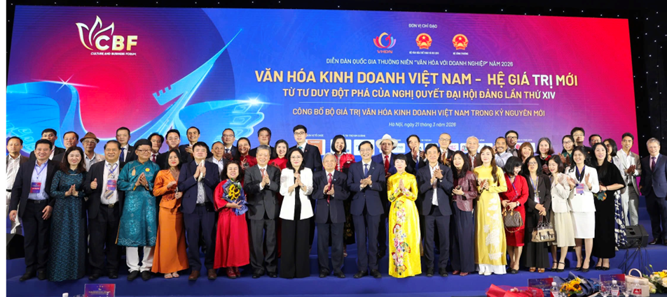 Phó Thủ tướng Mai Văn Chính chụp ảnh lưu niệm cùng Diễn giả, nhà tài trợ VIETFUND và BTC.