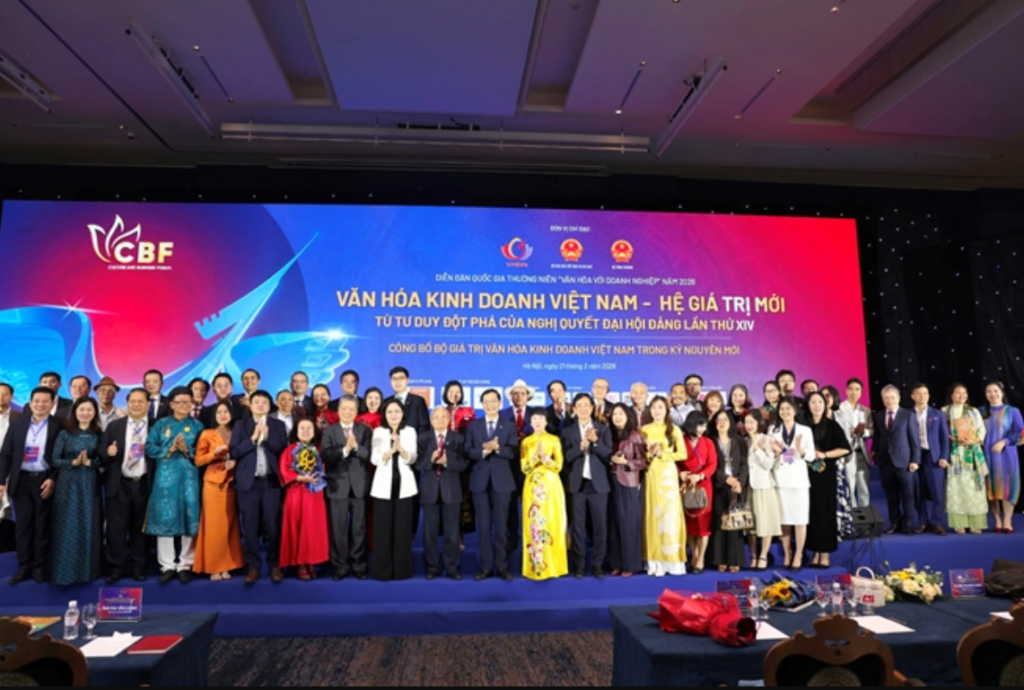 Văn hóa kinh doanh Việt Nam trên con đường dân tộc 3 Phó Thủ tướng Mai Văn Chính chụp ảnh lưu niệm cùng Diễn giả, nhà tài trợ VIETFUND và BTC.