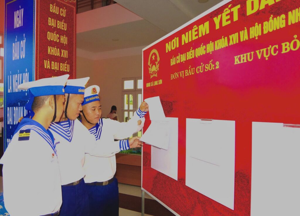 Các chiến sĩ tìm hiểu thông tin ứng cử viên tại điểm bầu cử