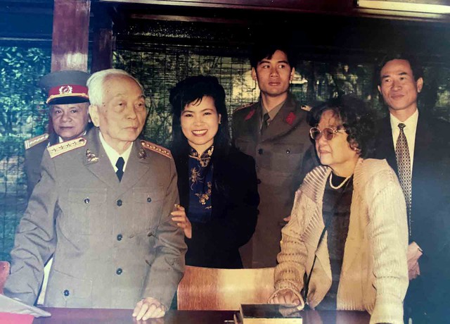 Họa sĩ Văn Dương Thành chụp hình lưu niệm cùng gia đình Đại tướng Võ Nguyên Giáp

ẢNH: TL